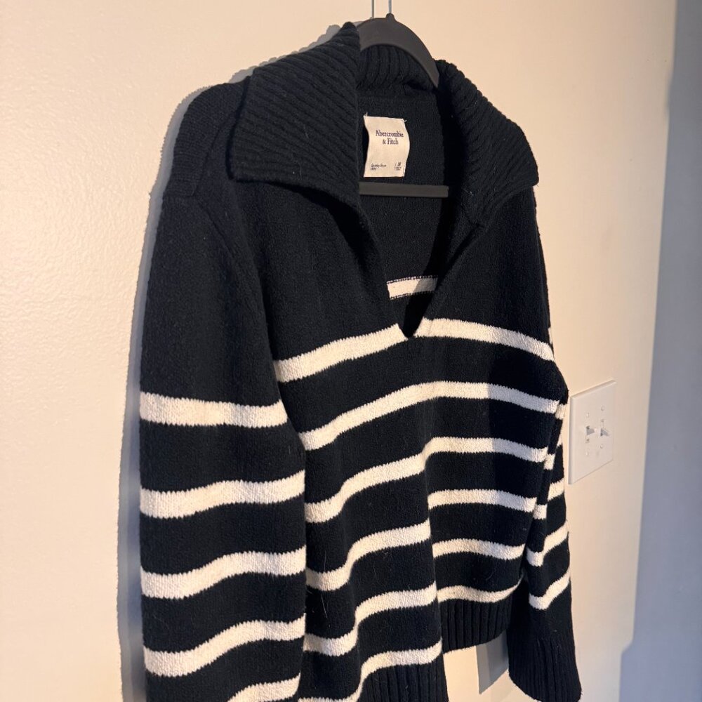 Abercrombie & Fitch Black & White Striped Sweater - Size M - Classic Knit - Picture 4 of 5